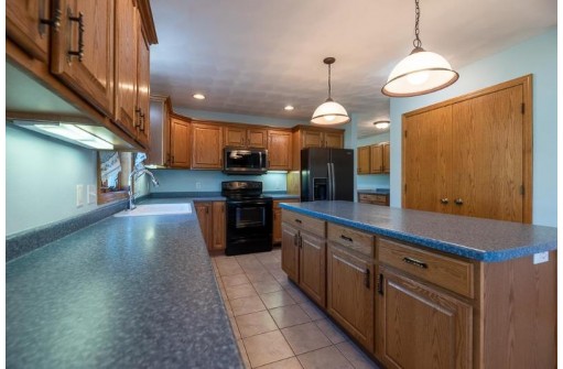 121 Coralberry Ct, Edgerton, WI 53534