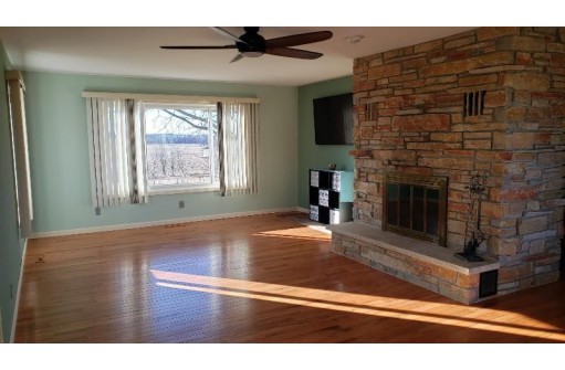 N6113 Shaw Hill Rd, Beaver Dam, WI 53916