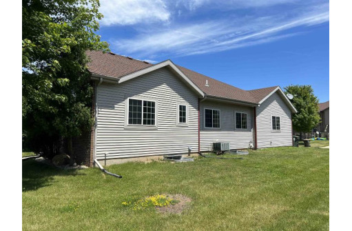 227 Tall Grass Tr, Sun Prairie, WI 53590