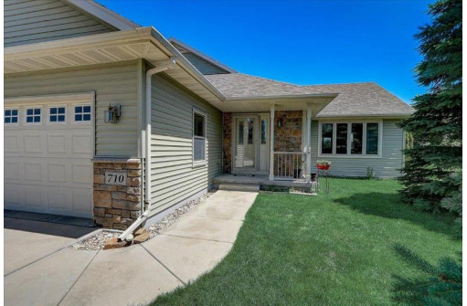 710 Edenberry Ln, Oregon, WI 53575