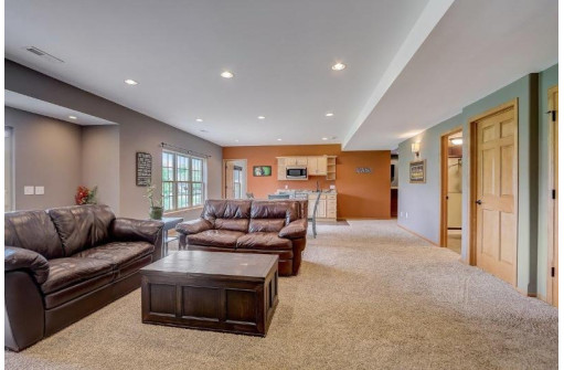 761 Maple Dr, Mount Horeb, WI 53572