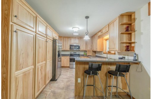 7036 Fawn Ln, Sun Prairie, WI 53590