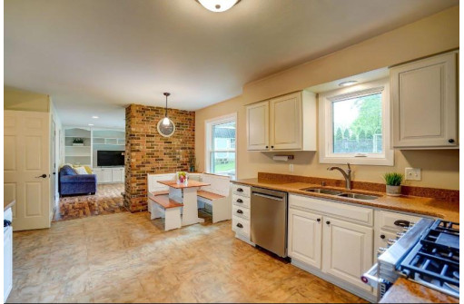 3309 Kingston Dr, Madison, WI 53713