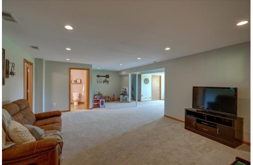 6645 Carlton Dr, Madison, WI 53718