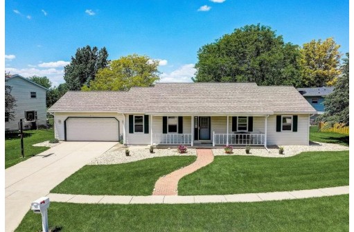 311 Hartford Cove, Waunakee, WI 53597