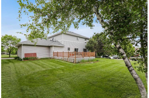 1013 Glacier Hill Dr, Madison, WI 53704