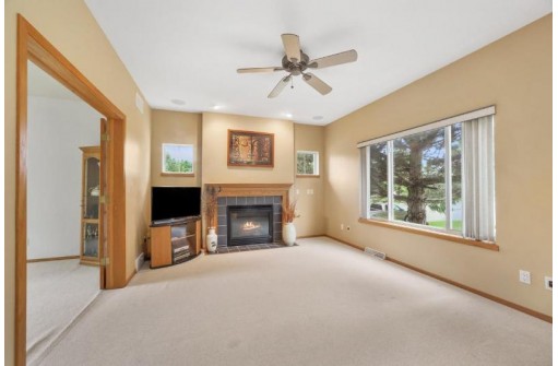 1013 Glacier Hill Dr, Madison, WI 53704