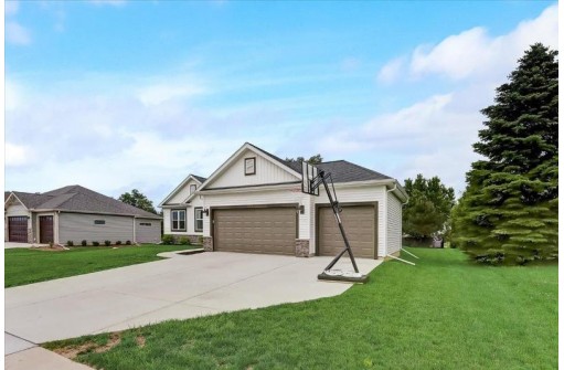 275 Autumn Crest Ln, Lake Mills, WI 53551