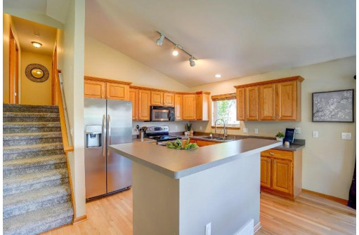 6822 Country Ln, Madison, WI 53719