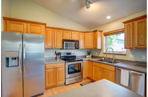 6822 Country Ln, Madison, WI 53719