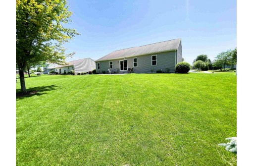 106 Caroline Ct, Beaver Dam, WI 53916