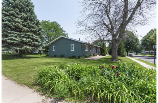 1042 Andrews Dr, Sun Prairie, WI 53590