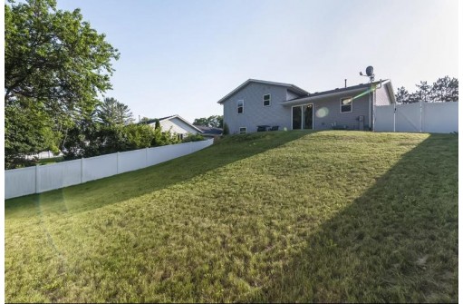 142 Sterling Dr, Edgerton, WI 53534