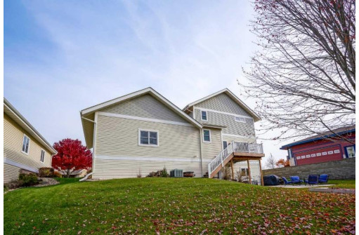 1211 Wenzel Way, Waunakee, WI 53597