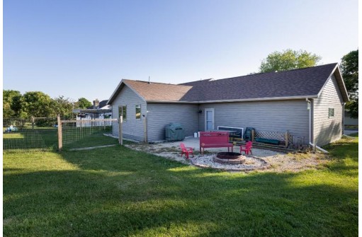 435 N Gilbert St, Footville, WI 53537