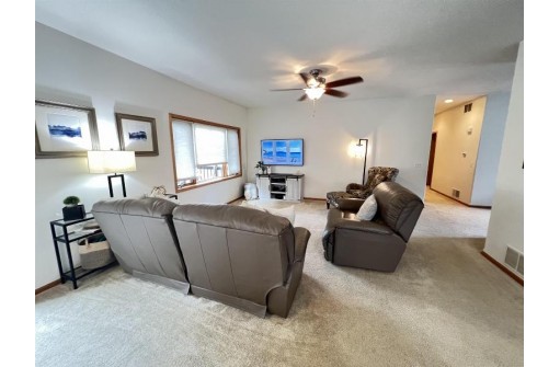 513 Meadowlark Ln, Portage, WI 53901