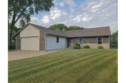 630 Oak Hill Dr, Pardeeville, WI 53954