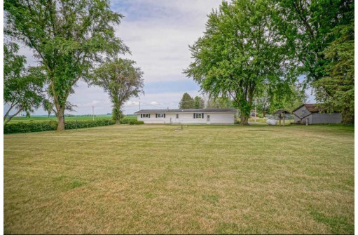 W6515 Kampen Rd, Arlington, WI 53911