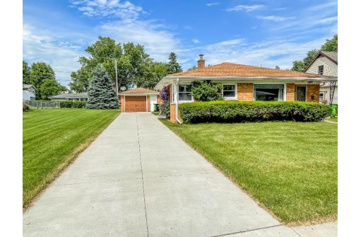 1013 Macarthur Dr, Beaver Dam, WI 53916