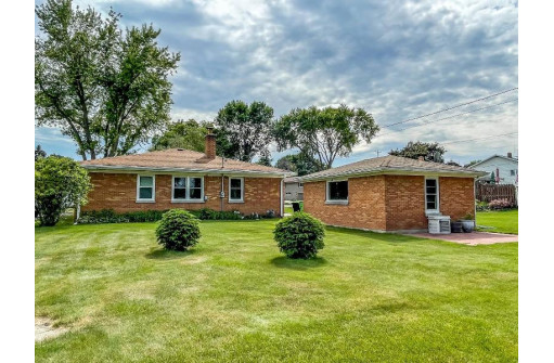 1013 Macarthur Dr, Beaver Dam, WI 53916