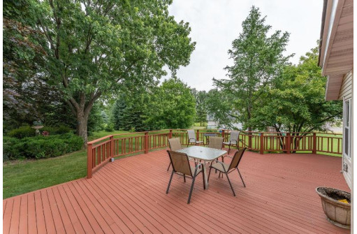 S5521 Glacier Dr, Baraboo, WI 53913