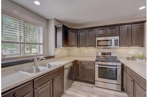 668 Grandview Dr, Sun Prairie, WI 53590