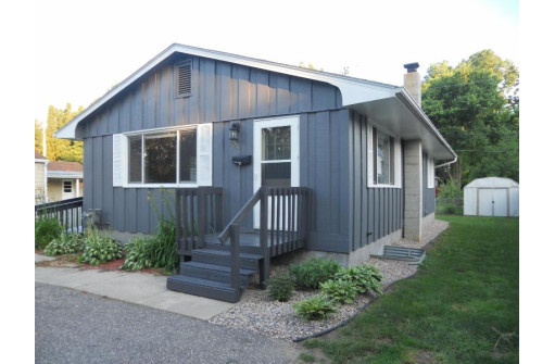 704 3rd St, Baraboo, WI 53913-2364