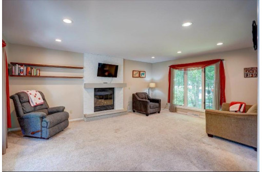 2 Williams Cir, Madison, WI 53719