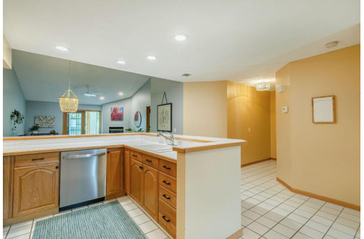 5387 Mariners Cove Dr 313, Madison, WI 53704