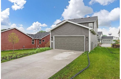 613 Prospect Rd, Waunakee, WI 53597