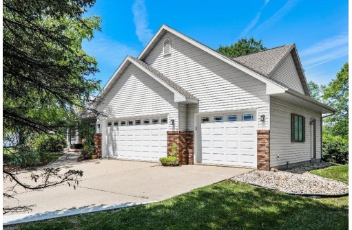 1700 Dickson Dr, Sun Prairie, WI 53590