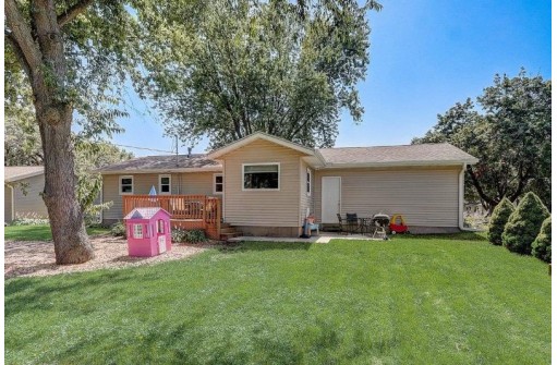 494 Hyland Dr, Stoughton, WI 53589