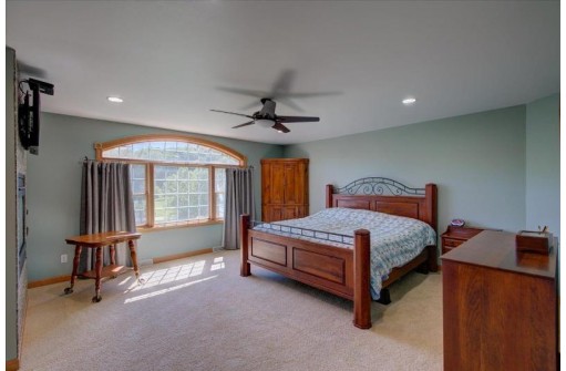 W5602 Spring Valley Rd, New Glarus, WI 53574