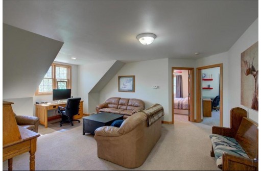 W5602 Spring Valley Rd, New Glarus, WI 53574