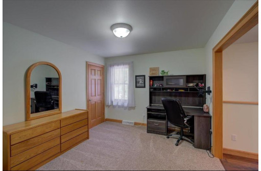 W5602 Spring Valley Rd, New Glarus, WI 53574