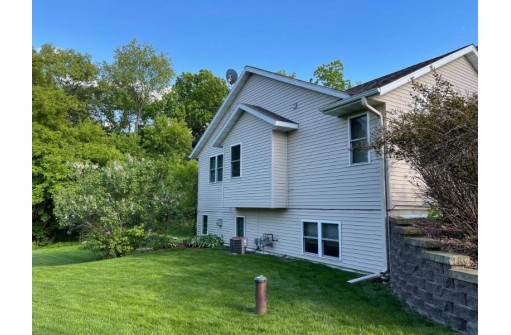 W7917 Payton Dr, Pardeeville, WI 53954