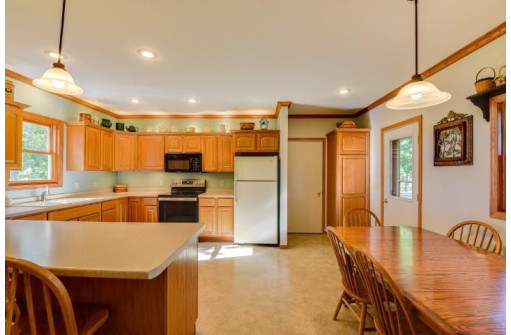 6043 E Lawinger Rd, Dodgeville, WI 53533