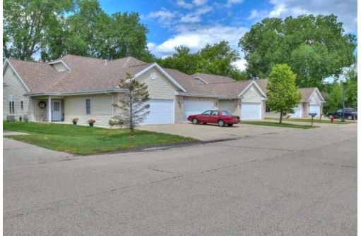 712 Waters Edge Ct, Marshall, WI 53559