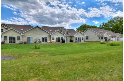 712 Waters Edge Ct, Marshall, WI 53559