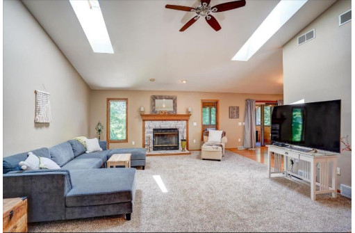 705 Westlawn Dr, Cottage Grove, WI 53527