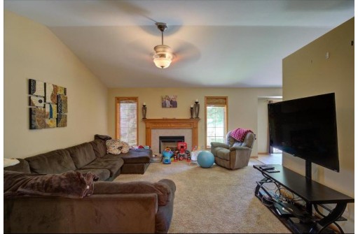 425 Whitetail Way, Deerfield, WI 53531