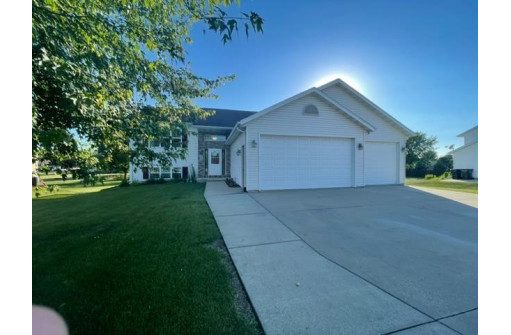 921 Eagle Ln, Poynette, WI 53955