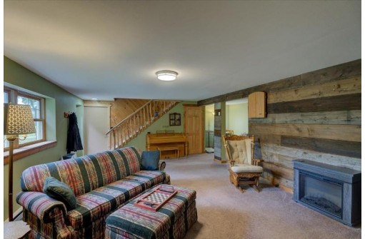 6382 Old Settlers Rd, Mazomanie, WI 53560