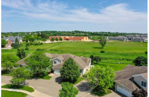 3355 N Stone Creek Cir, Madison, WI 53719