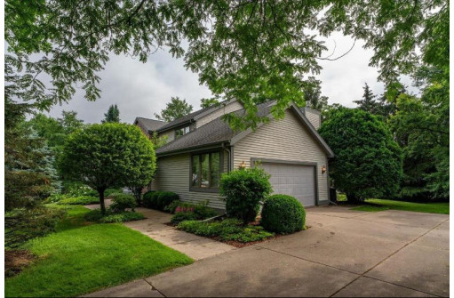 913 Pebble Beach Dr, Madison, WI 53717