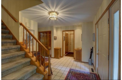 913 Pebble Beach Dr, Madison, WI 53717