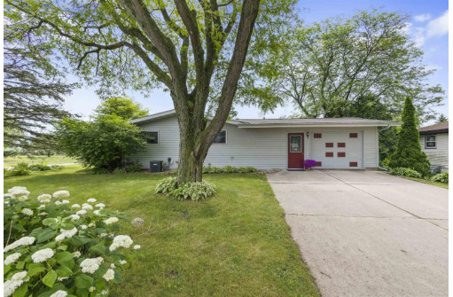 407 Meadow Wood Dr, Mount Horeb, WI 53572