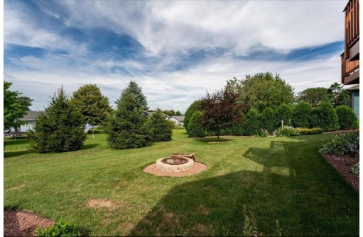 1200 Fieldcrest Dr, Edgerton, WI 53534