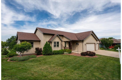 1200 Fieldcrest Dr, Edgerton, WI 53534