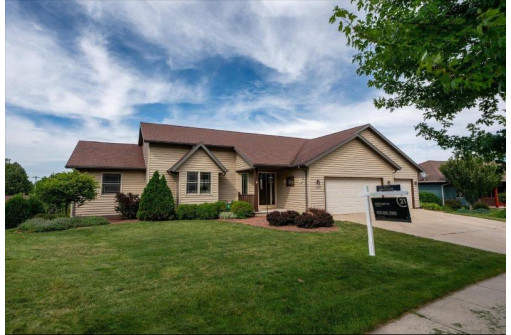 1200 Fieldcrest Dr, Edgerton, WI 53534